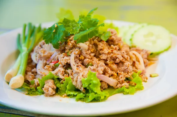 Salade de poulet aux larves. Cuisine thaïlandaise traditionnelle, avec du poulet au citron vert moulu, du chili et des herbes. Cette nourriture est populaire dans le nord-est du pays (Isaan ) — Photo
