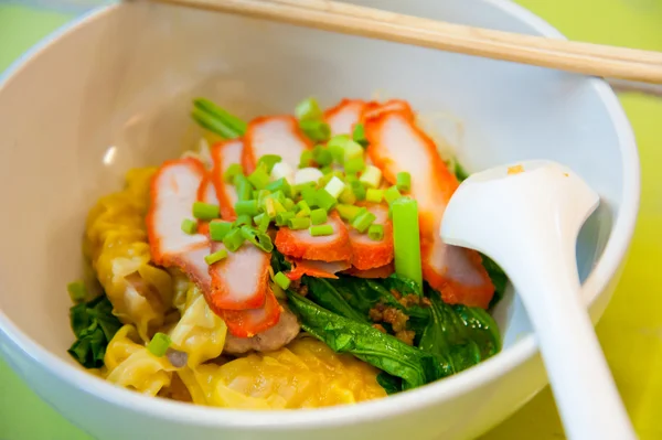 Tagliatelle secche cinesi all'uovo con arrosto di maiale rosso, gnocchi e verdure — Foto Stock