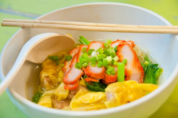Macarrão seco chinês de ovo com carne de porco vermelha assada, bolinho e legumes — Fotografia de Stock