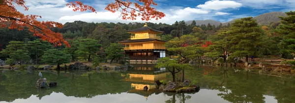 Panorama de Kinkakuji na estação de outono - o famoso Pavilhão de Ouro em Kyoto, Japão . — Fotografia de Stock