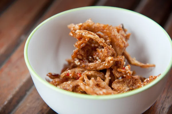 Comida tailandesa: cogumelo frito com gergelim em tigela redonda branca no padrão de fundo de madeira — Fotografia de Stock