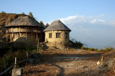 güzel bir akşam görünümü klasik evin yakınında Himalaya Dağları görünce sarangkot, pokhara, nepal