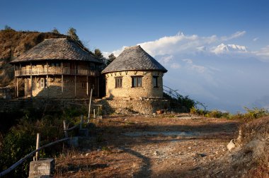 güzel bir akşam görünümü klasik evin yakınında Himalaya Dağları görünce sarangkot, pokhara, nepal