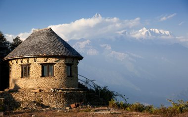 güzel bir akşam görünümü klasik evin yakınında Himalaya Dağları görünce sarangkot, pokhara, nepal