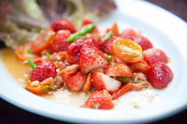 Strawberries spicy salad with chili, tomatoes and green vegetables — Stock Photo, Image