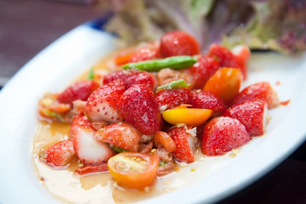 Jordgubbar kryddig sallad med chili, tomater och gröna grönsaker — Stockfoto
