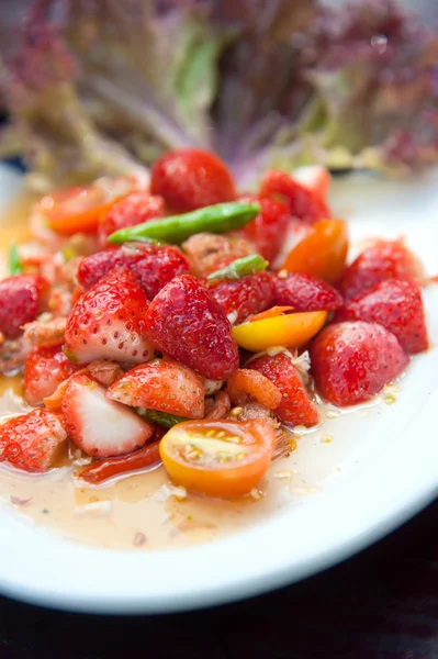 Salade épicée de fraises au chili, tomates et légumes verts — Photo