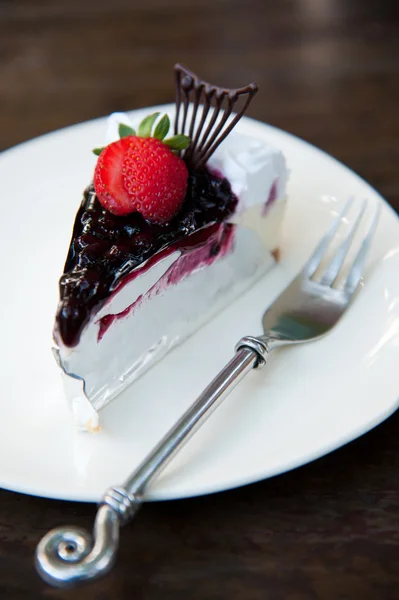Trozo de pastel de queso con fresas frescas en primer plano plato blanco —  Fotos de Stock