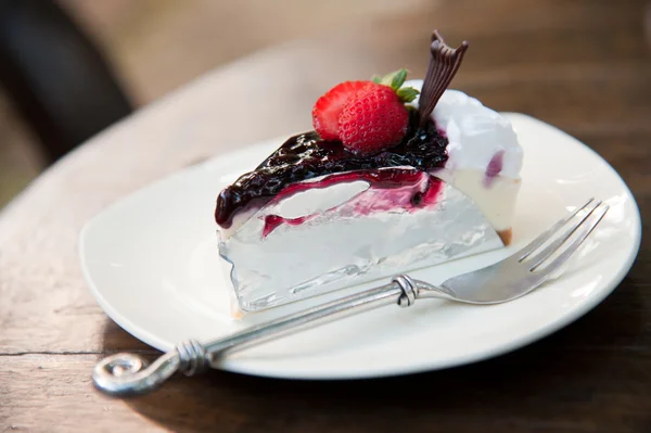 Trozo de pastel de queso con fresas frescas en primer plano plato blanco —  Fotos de Stock