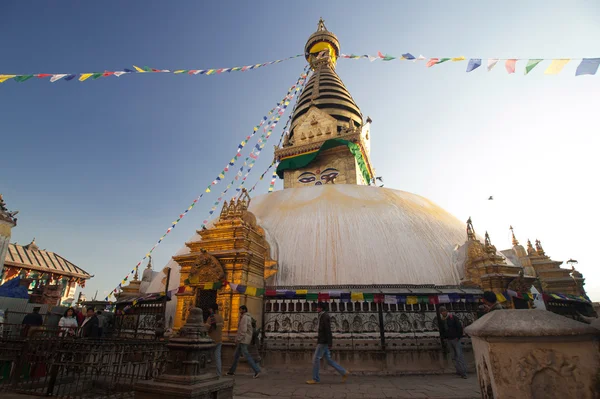 Swayambhunath pagoda is the famous landmark Buddhist temple in Kathmandu, Nepal. The temple is also know as the "monkey temple". — Stock Photo, Image