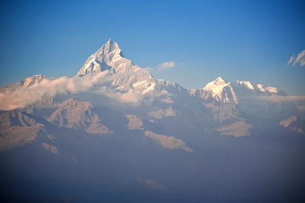 A Himalája hegység gyönyörű esti Kilátás mikor lát-ból Sarangkot, Pokhara, Nepál — Stock Fotó