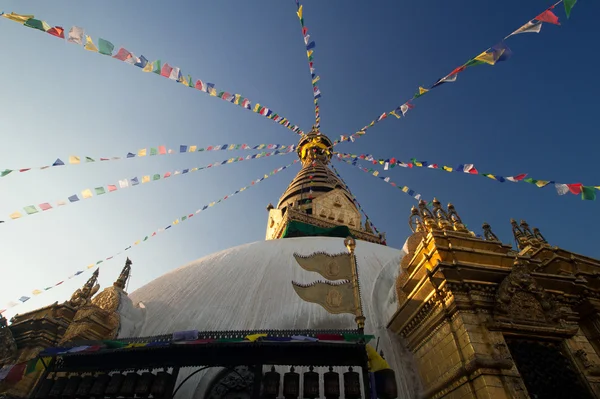 Swayambhunath pagoda es el famoso templo budista en Katmandú, Nepal. El templo también es conocido como el "templo del mono" ". —  Fotos de Stock