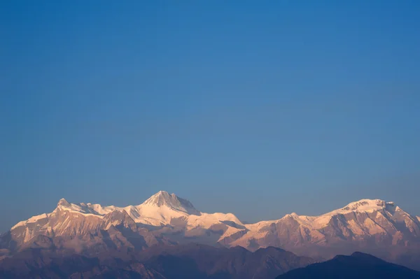 Schöne Morgen- und Sonnenaufgangszeit des Himalaya-Gebirges von Sarangkot, Pokhara, Nepal aus zu sehen — Stockfoto