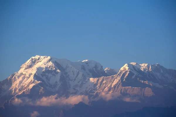 Nézd szép reggel és a napkelte időpontját a Himalája hegység Mikor lát-ból Sarangkot, Pokhara, Nepál — Stock Fotó