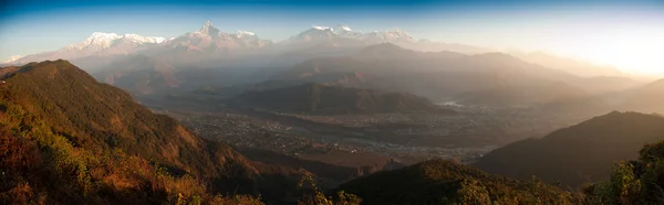 A himalájai hegyek panorámáját szép reggel mikor lát-ból Sarangkot, Pokhara, Nepál — Stock Fotó