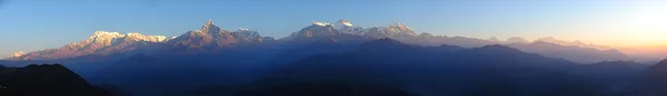 Hermoso amanecer panorámico en las montañas del Himalaya cuando se ve desde Sarangkot, Pokhara, Nepal — Foto de Stock