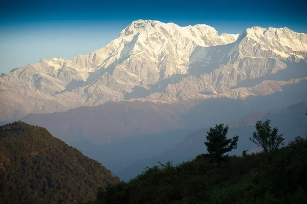 Bella vista mattutina e l'alba delle montagne himalayane quando vedi da Sarangkot, Pokhara, Nepal — Foto Stock