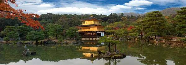 Panorama van kinkakuji in de herfst seizoen - het beroemde gouden paviljoen in kyoto, japan. Stockafbeelding