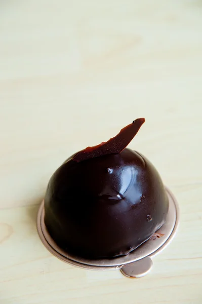 Piece of cake på træ mønster baggrund: Ekstra mørk chokolade Mousse - Stock-foto