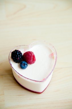 Çocuk oyuncağı ahşap desen arka plan üzerinde: Panna Cotta kalp şekli Kupası