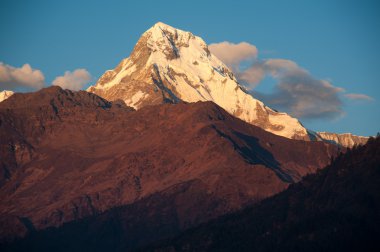 Himalaya Dağları güzel manzarasını gördüğün zaman sırasında poonhill tepe yürüyüş yolu, nepal