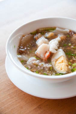 pirinç unu (noodle) yumurta, karides, mantis karides, kalamar ve sebze ile deniz ürünleri Yapıştır: lezzetli vietnam ve Tayland gıda