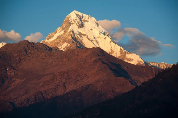 Bella vista sulle montagne himalayane quando si vede durante il percorso di trekking Poonhill picco, Nepal — Foto Stock