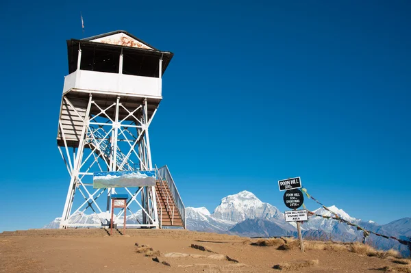 Belle construction et point de repère au sommet du pic Poonhill, Népal — Photo