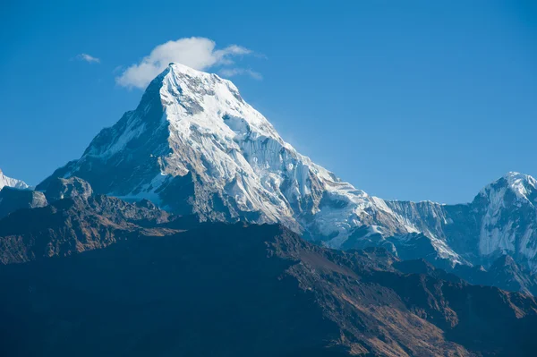 Schöne Aussicht auf das Himalaya-Gebirge mit Schnee am Morgen, wenn man von ghorepani Dorf, poon hill trekking way, nepal — Stockfoto