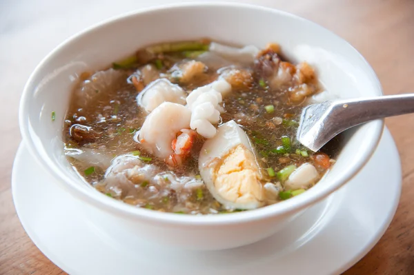 Meeresfrüchte-Paste aus Reismehl (Nudeln) mit Ei, Garnelen, Gottesanbeterin-Garnelen, Tintenfisch und Gemüse: leckeres thailändisches und vietnamesisches Essen — Stockfoto