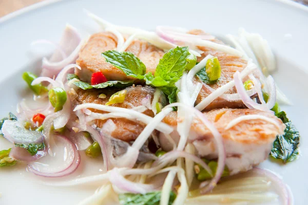 Πικάντικη σαλάτα με πράσινα χορταρικά σε ταϊλανδέζικο στιλ και τηγανητά ψάρια — Φωτογραφία Αρχείου