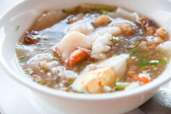 米粉 （麺）、卵、エビ、カマキリのエビ、イカ、野菜とシーフード ペースト： おいしいタイ ・ ベトナム料理 — ストック写真