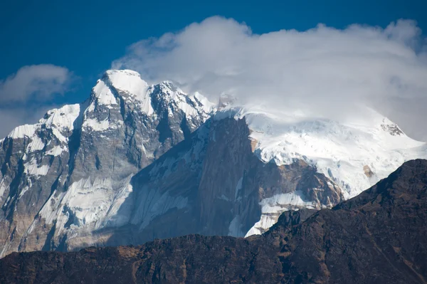 Bela vista das montanhas do Himalaia com neve de manhã quando ver a partir de Ghorepani Village, Poon Hill Trekking maneira, Nepal — Fotografia de Stock