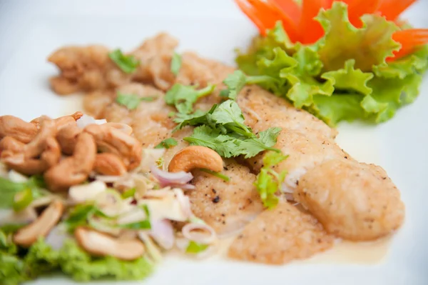 Deep fried fish serve with spicy salad and vegetables — Stock Photo, Image