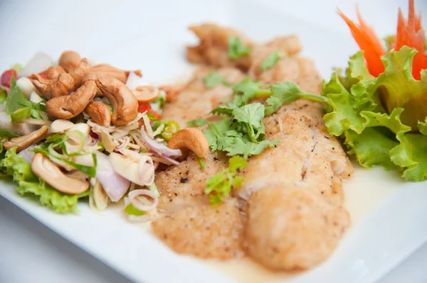 Derin kızarmış balık baharatlı salata ve sebze ile hizmet — Stok fotoğraf