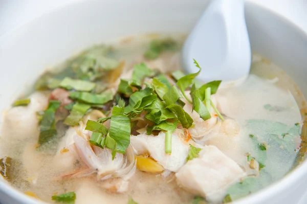 Meeresfrüchte tom yum: berühmte traditionelle würzige thailändische Küche — Stockfoto