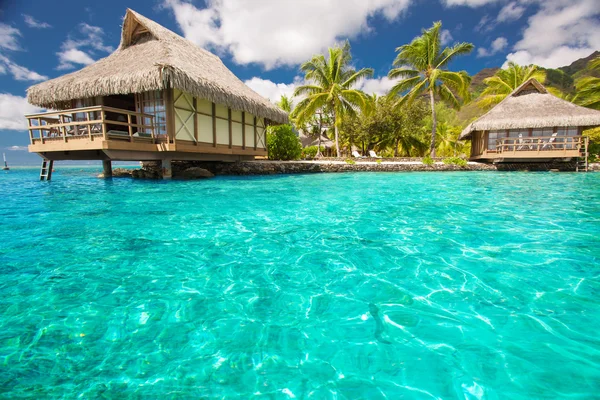 Over water bungalows met stappen in blauwe lagune — Stockfoto