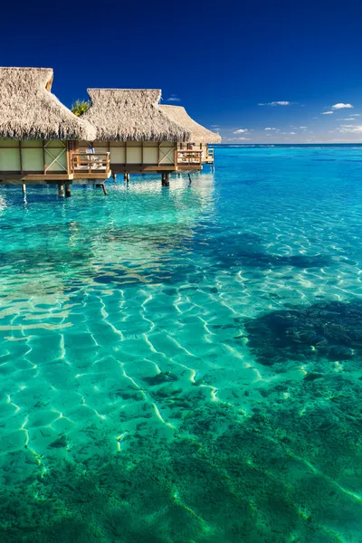 Villas de agua sobre arrecife tropical — Foto de Stock