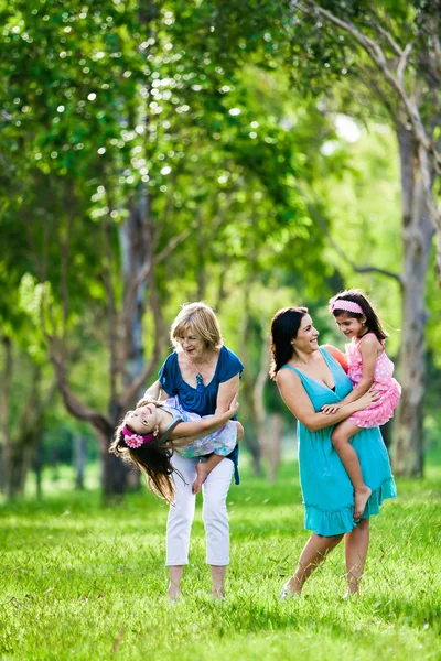 Madre, abuela e hijas riéndose al aire libre — Foto de Stock