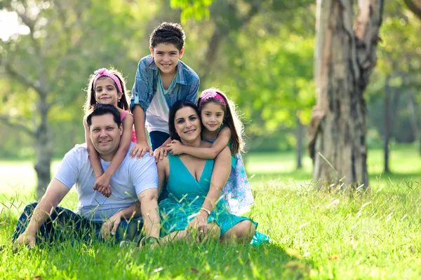Lyckliga familjen ha roligt utomhus i vår park — Stockfoto
