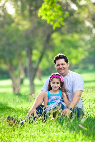 Отец и дочь наслаждаются днем в парке — стоковое фото