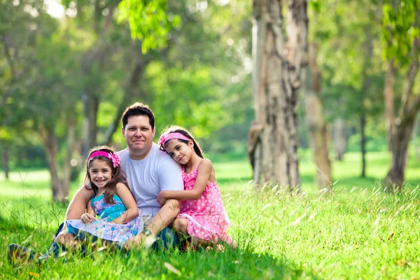 Отец и дочери на пикнике — стоковое фото