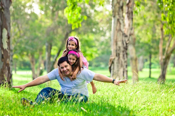 Отец и дочери на пикнике — стоковое фото