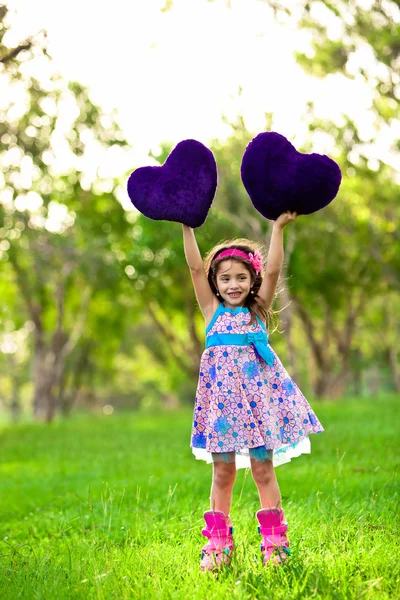 Sorrindo menina com um coração — Fotografia de Stock