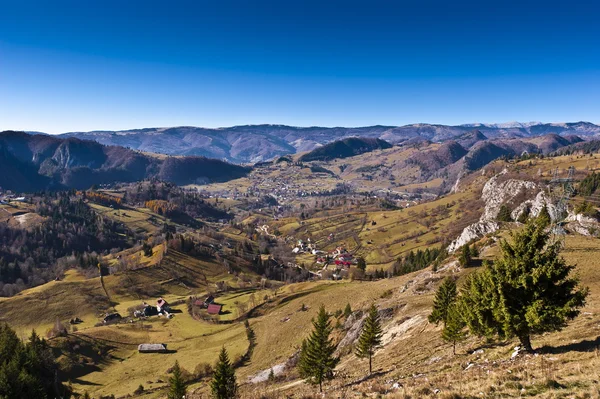 Dağlar ile yaz aylarında manzara — Stok fotoğraf