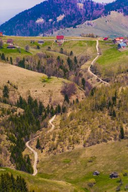 dağlarda kırsal toprak yol ile peyzaj