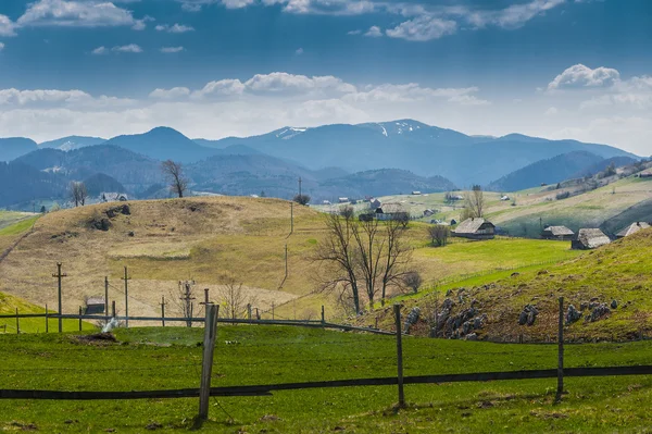 Landskap med en bergsby — Stockfoto