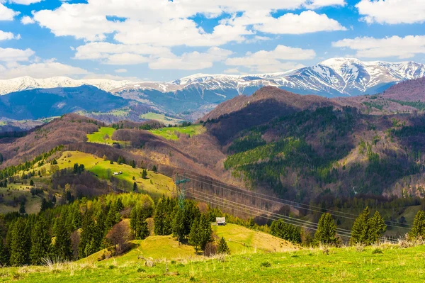 Dağlar ile yaz günü manzara — Stok fotoğraf