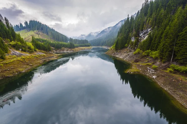 Paisaje con un lago en las montañas — Foto de Stock