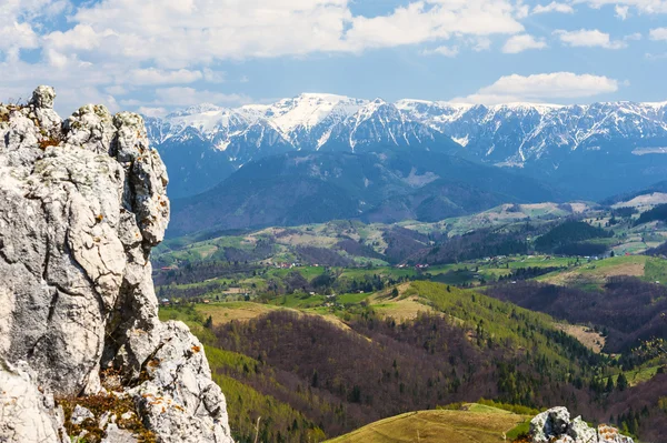 Paisagem com uma pedra e montanhas no fundo — Fotografia de Stock